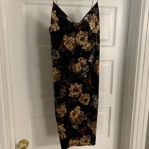 Bodycon midi velvet dress